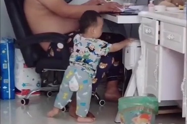 Chết cười cách em bé khiến người cha nghiện game phải chú ý đến mình