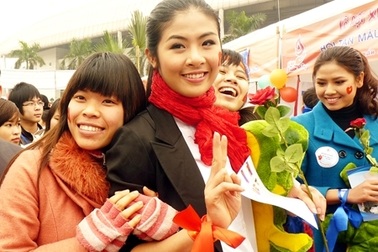 Hoa hậu Ngọc Hân “trao niềm hi vọng” cùng 300 cặp tình nhân