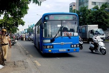 Xe buýt kéo lê cô gái hơn 10m trên đường