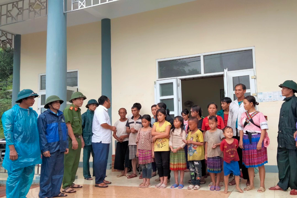 Sơ tán khẩn cấp hàng chục người dân khỏi vùng nguy cơ lũ quét - 3 Sơ tán khẩn cấp hàng chục người dân khỏi vùng nguy cơ lũ quét - 3