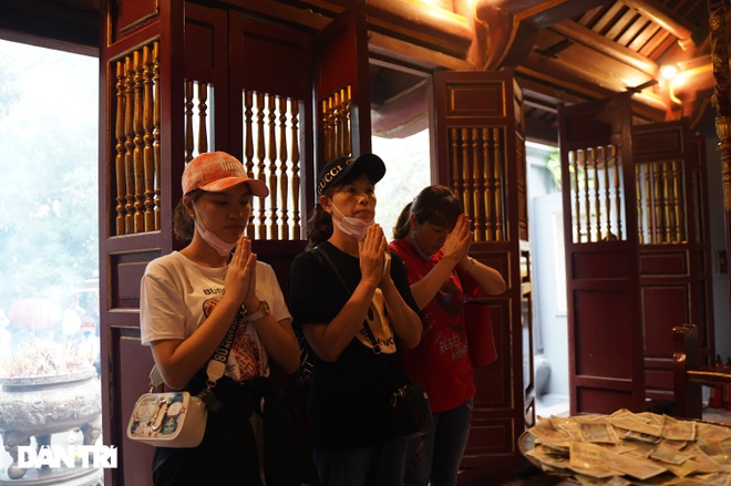Hàng nghìn du khách đội mưa đi lễ đền Hùng dù chưa tới ngày khai hội - 8 Hàng nghìn du khách đội mưa đi lễ đền Hùng dù chưa tới ngày khai hội - 8