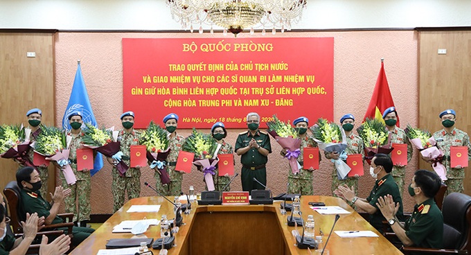 Trao quyết định cho 10 sĩ quan Việt Nam đi làm nhiệm vụ gìn giữ hòa bình Liên Hợp Quốc - Ảnh 1. Trao quyết định cho 10 sĩ quan Việt Nam đi làm nhiệm vụ gìn giữ hòa bình Liên Hợp Quốc - Ảnh 1.