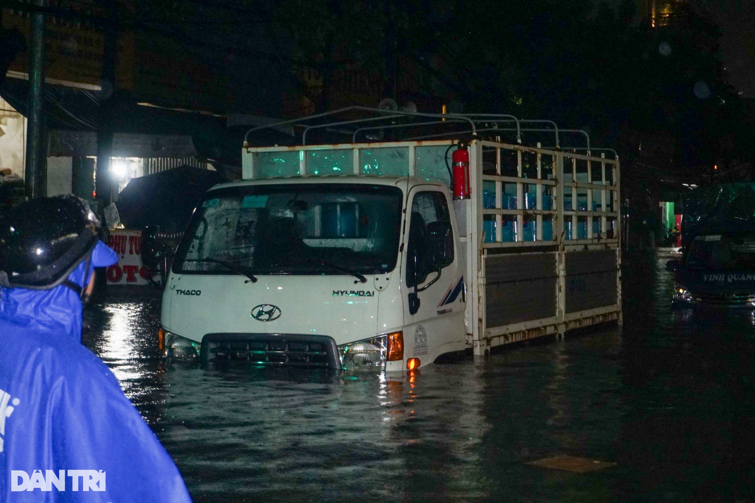 Tài xế bất lực để xe chìm trong nước trên đường phố Đà Nẵng - 1