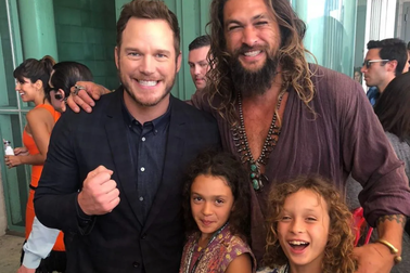 Jason Momoa “nhắc nhẹ” Chris Pratt vì dùng chai nhựa