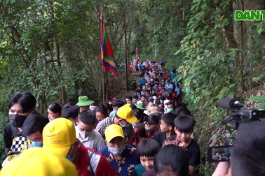 Biển người đổ về lễ hội Đền Hùng trong ngày Quốc Giỗ