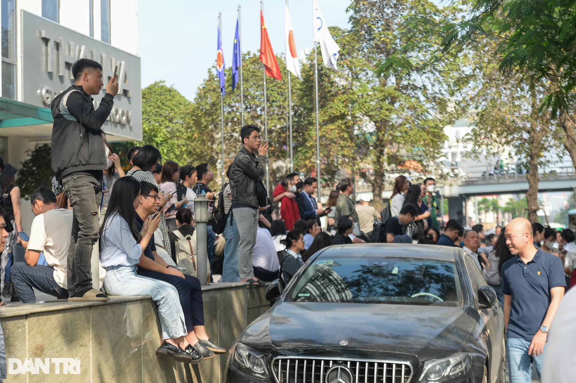 Hiện trường vụ cháy tòa nhà 18 tầng trên phố Thái Hà ở Hà Nội - 10 Hiện trường vụ cháy tòa nhà 18 tầng trên phố Thái Hà ở Hà Nội - 10