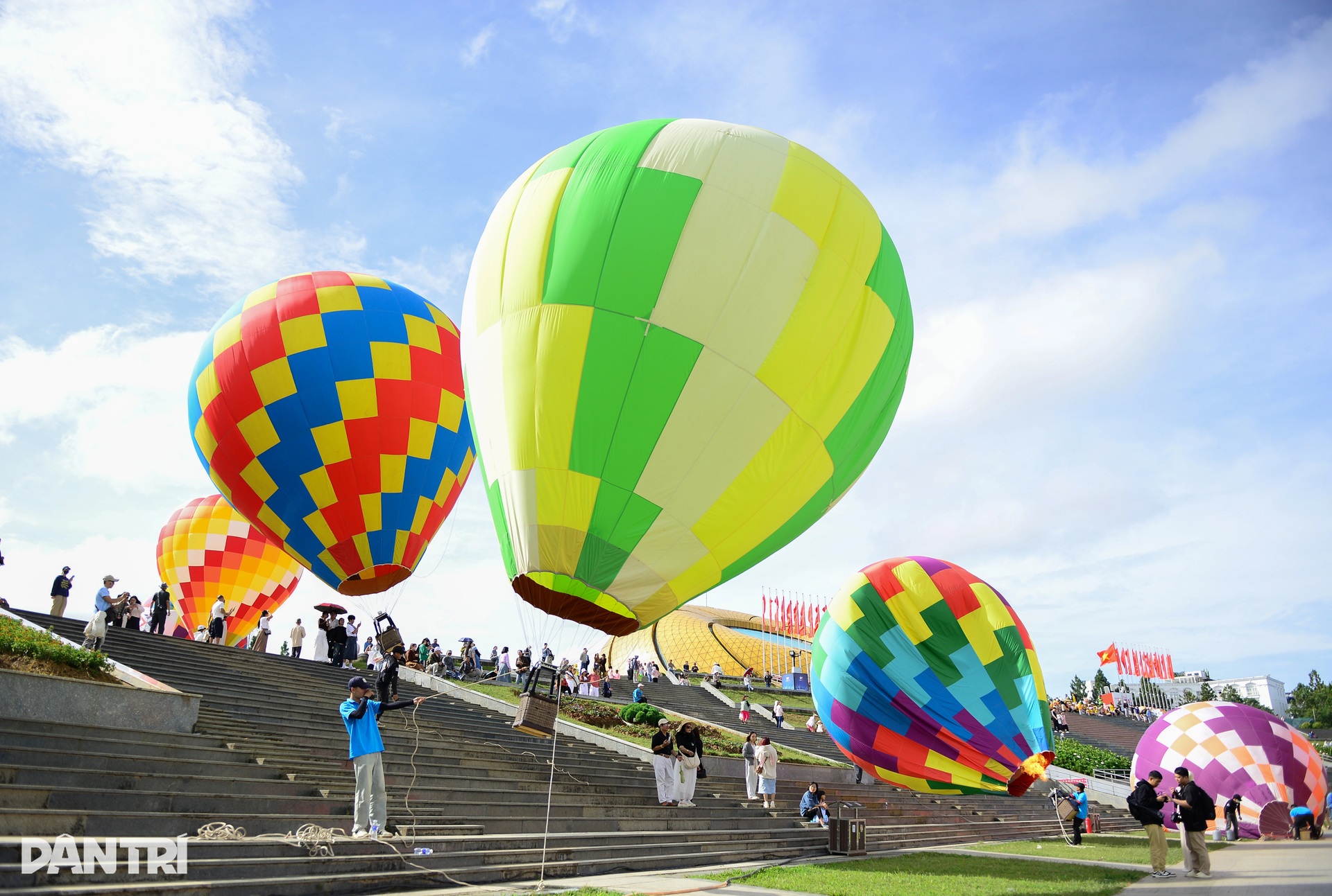 Langit Da Lat berwarna-warni semasa festival belon udara panas - 5 Bầu trời Đà Lạt rực rỡ sắc màu trong lễ hội khinh khí cầu - 5