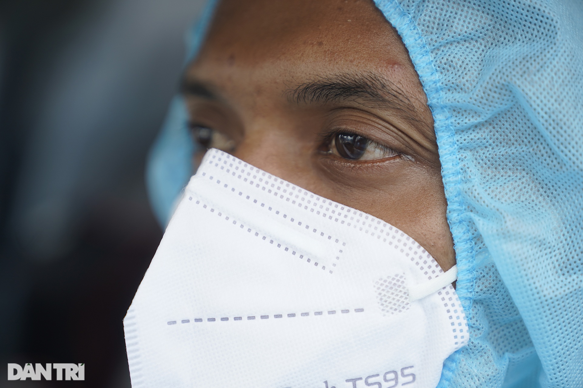 Thiếu niên 15 tuổi tình nguyện tham gia đội khử khuẩn đường phố ở Sài Gòn - 13