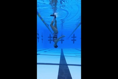 Cô gái thực hiện màn đi lộn đầu dưới nước gây kinh ngạc