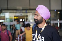 Dòng người đổ về sân bay Nội Bài trước nghỉ lễ