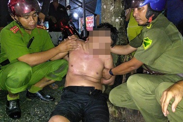 Khống chế người đàn ông biểu hiện tâm thần cầm dao xông vào nhà dân cố thủ