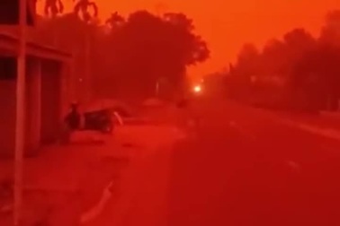 Bầu trời "đỏ rực như máu" giữa ban ngày