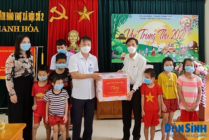 Lãnh đạo tỉnh Thanh Hóa và Sở LĐ-TB&XH tỉnh Thanh Hóa tặng quà Tết trung thu cho trẻ em tại Trung tâm Bảo trợ xã hội số 2 Thanh Hóa