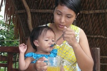 Thương bé 16 tháng tuổi bị bệnh tim, uống nước cơm thay sữa