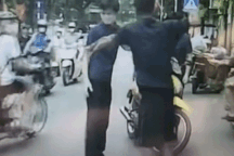 Người đi xe máy "tung chưởng" với tài xế ô tô vì lỗi mở cửa xe bất cẩn