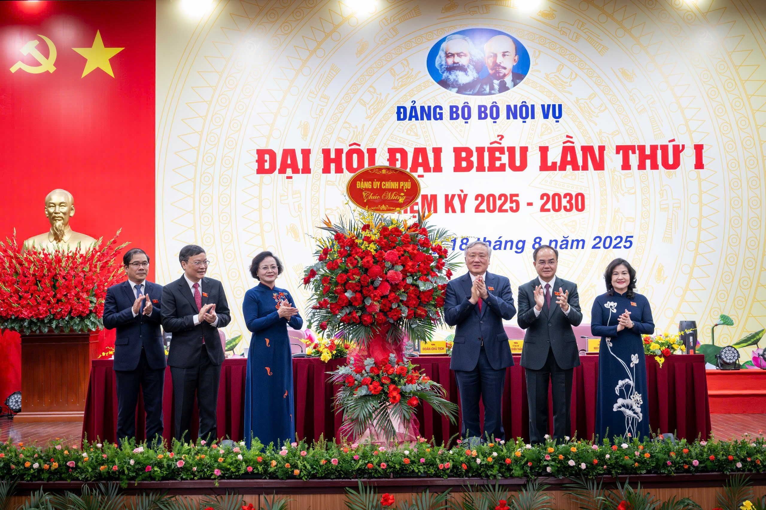 Sau thành quả sắp xếp bộ máy là những bữa cơm lùa vội, bao đêm không ngủ
