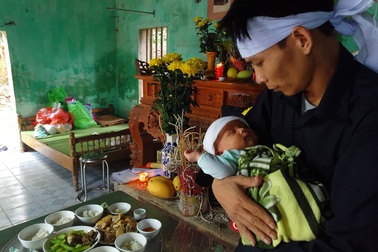 Hà Nội: Con thơ khát sữa vì mẹ bị sét đánh tử vong