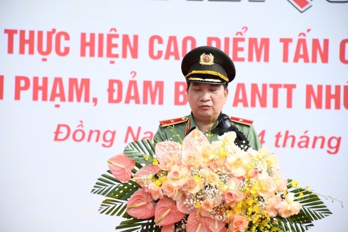 Giám đốc công an tỉnh Đồng Nai Thiếu tướng Nguyễn Sỹ Quang chỉ đạo lễ ra quân.