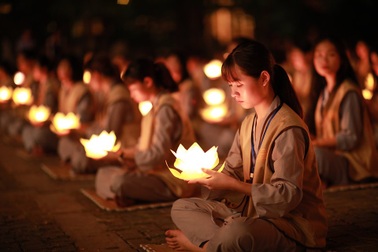 Hơn 2.000 người thắp hoa đăng tri ân các Anh hùng liệt sỹ ở ngôi chùa nhiều kỷ lục Việt Nam