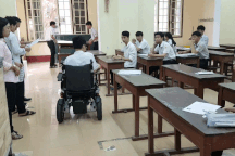 Thí sinh khuyết tật đi thi trên xe lăn điện