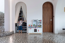 Căn hộ duplex độc đáo tại TPHCM với thiết kế hình khối và ốp đá mài kiểu Mỹ