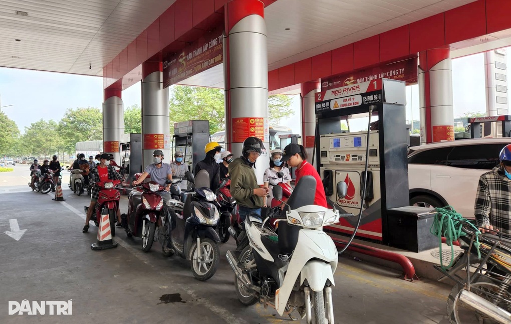 Sau chỉ đạo nóng, nơi mua xăng dễ hơn, nơi vẫn đóng cửa im lìm - 2 Sau chỉ đạo nóng, nơi mua xăng dễ hơn, nơi vẫn đóng cửa im lìm - 2