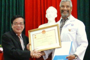 Tặng kỷ niệm chương "Vì sức khỏe nhân dân" cho giáo sư Hoa Kỳ