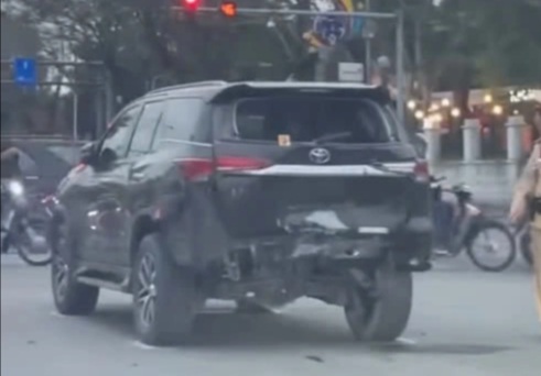 کیا کارنیول کار کا اگلا حصہ سرخ بتی پر انتظار کرنے والی کار سے ٹکرانے کے بعد کچل گیا - 2 Xe Kia Carnival vỡ nát đầu sau cú va chạm với ô tô đang chờ đèn đỏ - 2