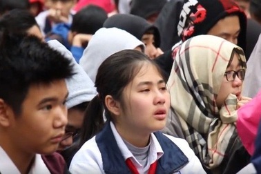 Khóc, cười tràn ngập lễ chào cờ: Đâu là mặt trái?