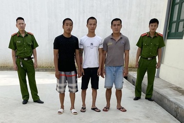 Hai nhóm thanh niên đuổi chém nhau trong quán karaoke