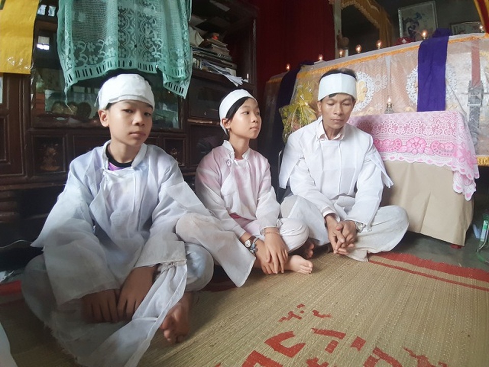 Gia đình sản phụ bị lũ cuốn tử vong được bạn đọc giúp đỡ 500 triệu đồng - 3 Gia đình sản phụ bị lũ cuốn tử vong được bạn đọc giúp đỡ 500 triệu đồng - 3