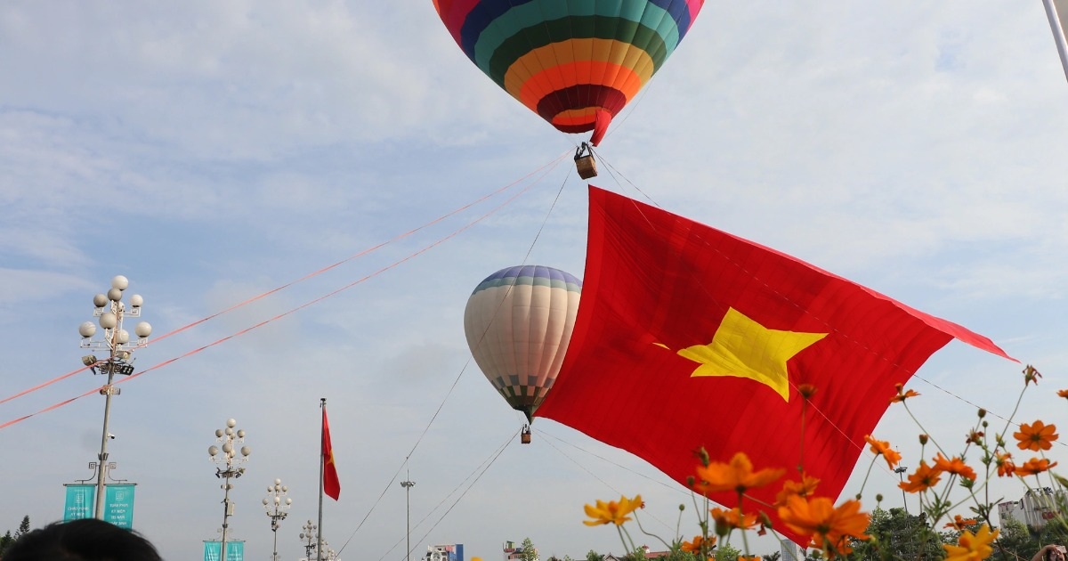 Đại kỳ tung bay trên Quảng trường Hồ Chí Minh trong ngày sinh nhật Bác