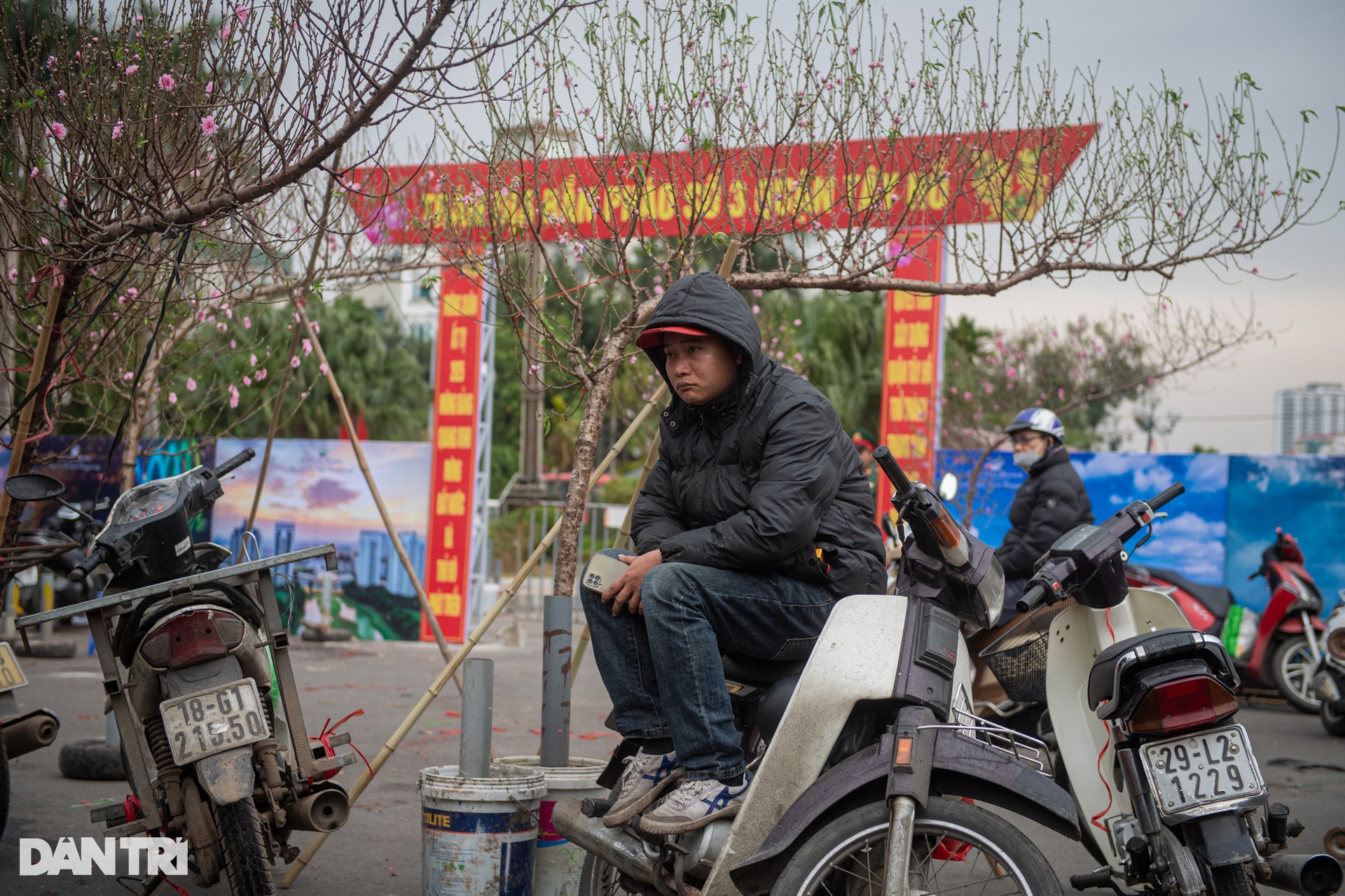 Xe rác thu gom hàng tấn đào ế ở Hà Nội trưa 29 Tết - 2 Xe rác thu gom hàng tấn đào ế ở Hà Nội trưa 29 Tết - 2