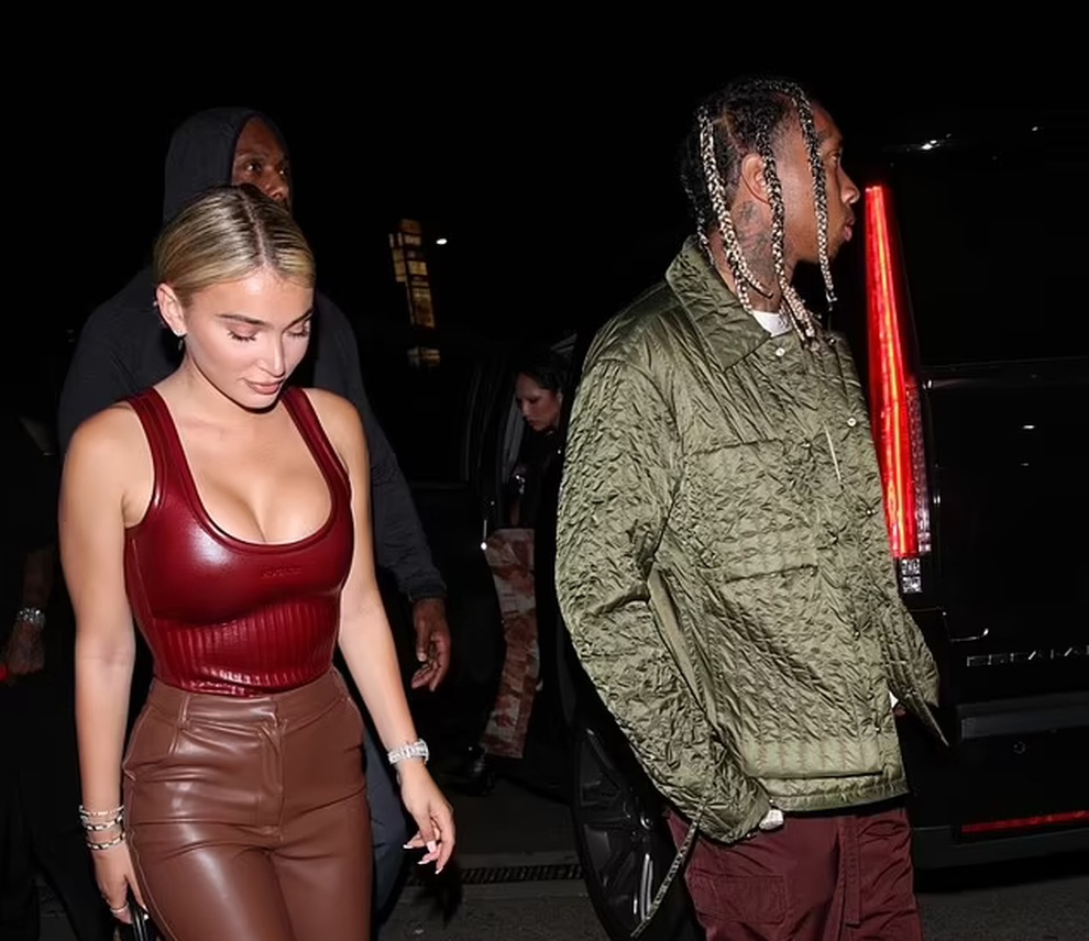 Bạn gái Rapper gốc Việt Tyga mặc áo gợi cảm khoe vòng một quyến rũ - 3 Bạn gái Rapper gốc Việt Tyga mặc áo gợi cảm khoe vòng một quyến rũ - 3