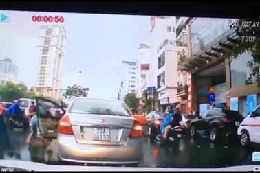 Tài xế ô tô “ăn hôi” chùm vải sau vụ va chạm giao thông gây phẫn nộ