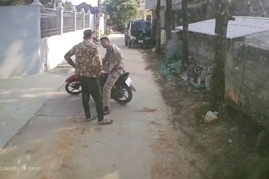 Người đàn ông ngang ngược dựng xe máy giữa đường gây bức xúc