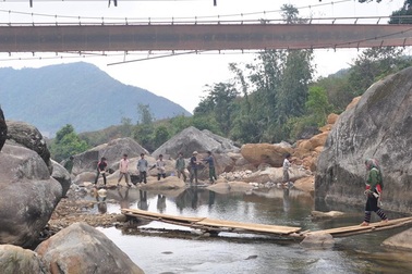 Vụ sập cầu Lai Châu: Mở tạm “cầu gỗ” dưới lòng suối