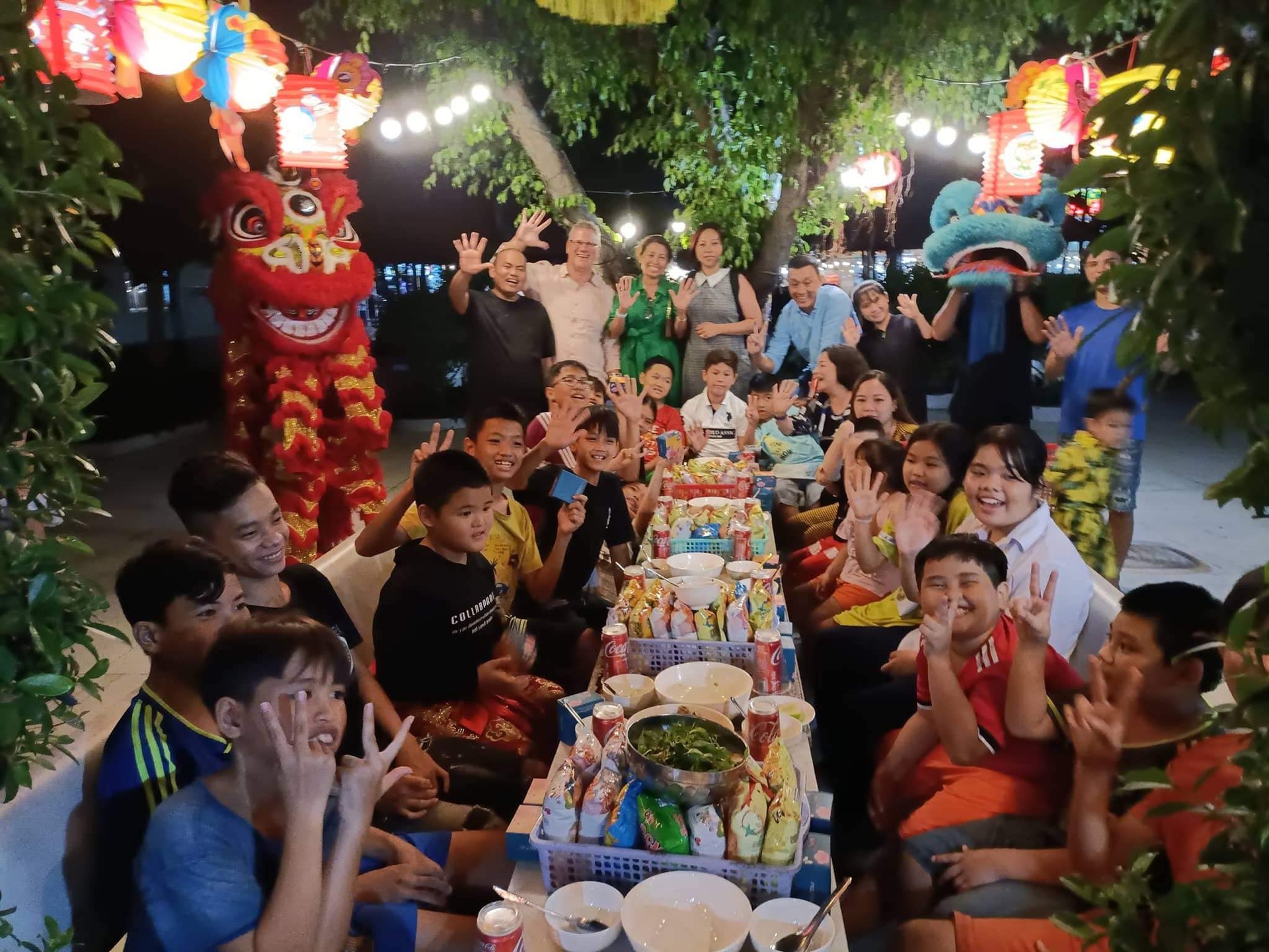 Chàng trai làm ba của hơn 200 đứa trẻ bụi đời - 12 Chàng trai làm ba của hơn 200 đứa trẻ bụi đời - 12