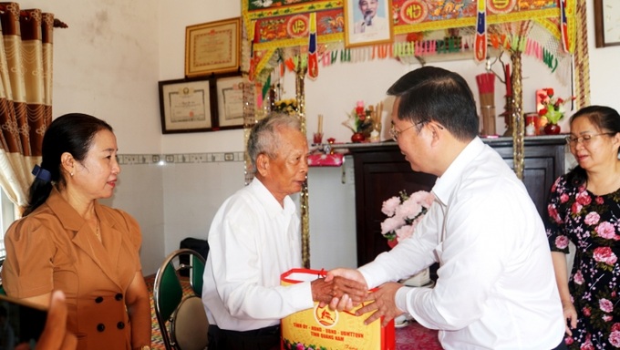 Ông Lê Trí Thanh, Chủ tịch UBND tỉnh Quảng Nam thăm và tặng quà gia đình người có công cách mạng trên địa bàn tỉnh. Ảnh: Cổng TTĐT tỉnh Quảng Nam