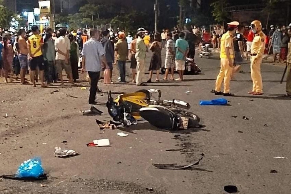 Ô tô tông hàng loạt xe máy, một phụ nữ tử vong - 1 Ô tô tông hàng loạt xe máy, một phụ nữ tử vong - 1