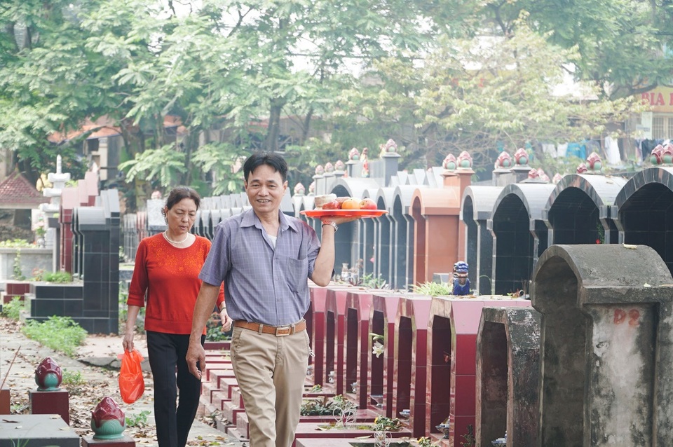 Nhiều người dân đi tảo mộ dịp Tết Thanh minh - 2 Nhiều người dân đi tảo mộ dịp Tết Thanh minh - 2