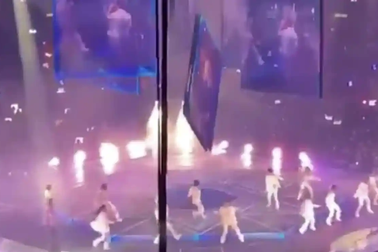 Khoảnh khắc màn hình lớn sập xuống sân khấu ở Hong Kong