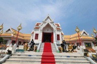 Lạ lùng ngôi đền có hàng nghìn tượng gà xếp dọc lối đi ở Thái Lan