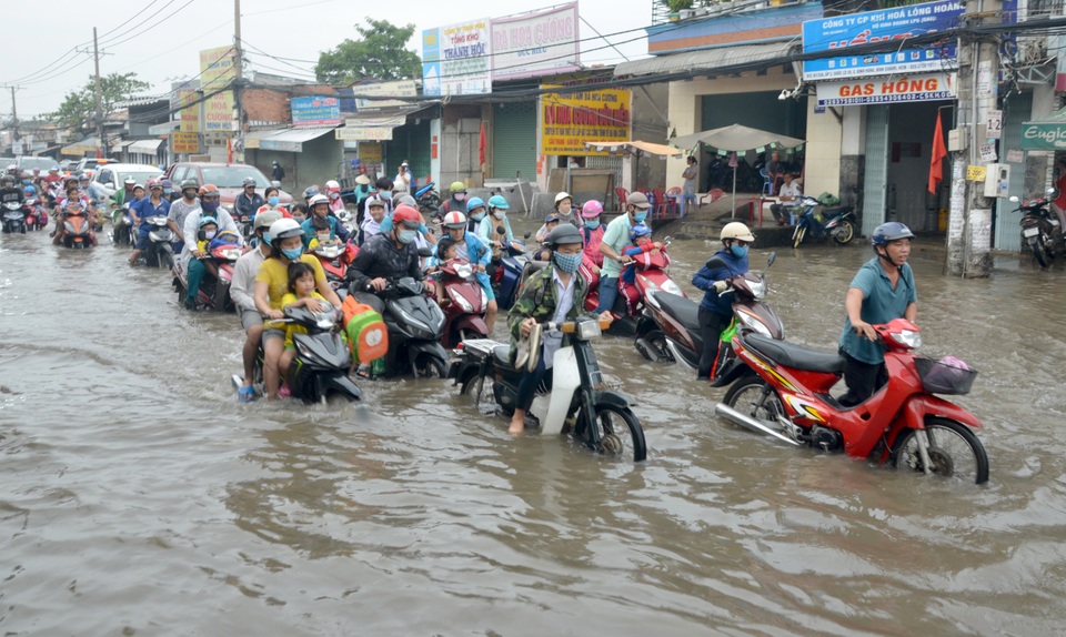 Người Sài Gòn khốn khổ sáng đầu tuần vì triều cường đạt đỉnh - 3 Người Sài Gòn khốn khổ sáng đầu tuần vì triều cường đạt đỉnh - 3