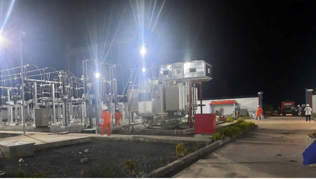 Xuyên đêm hoàn thành công trình Trạm biến áp 110kV Hoa Lư - 1 Xuyên đêm hoàn thành công trình Trạm biến áp 110kV Hoa Lư - 1