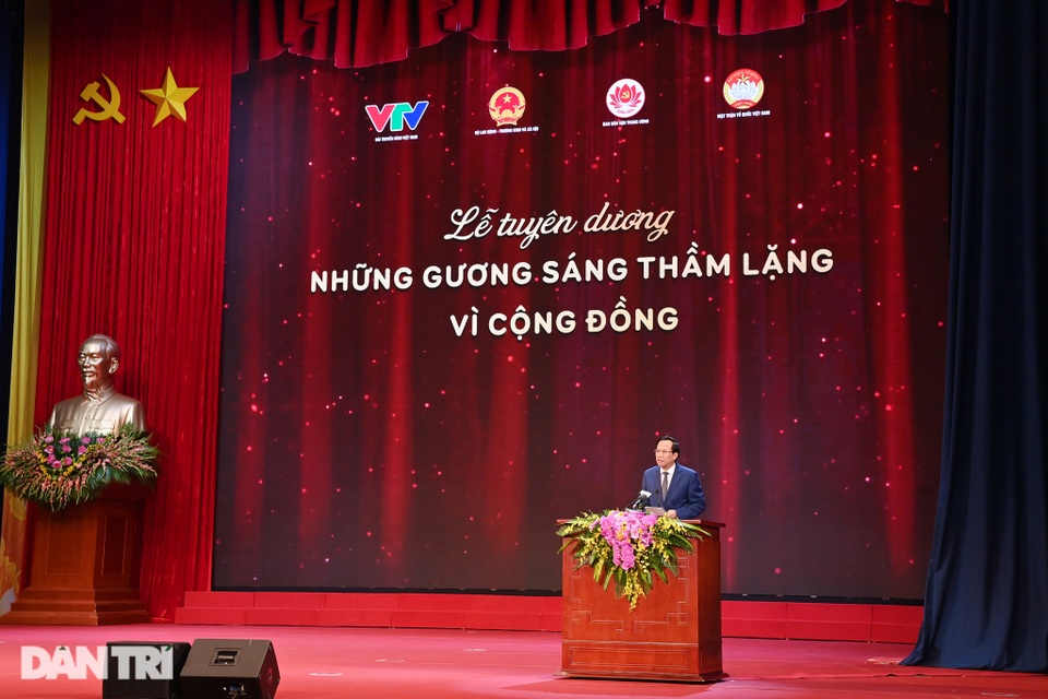 Lễ tuyên dương Những gương sáng thầm lặng vì cộng đồng - 13 Lễ tuyên dương Những gương sáng thầm lặng vì cộng đồng - 13