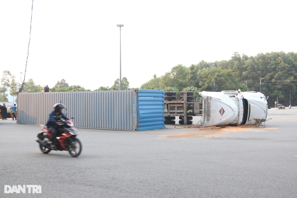 Xe container lật ngang tại vòng xoay Mỹ Phước - 2 Xe container lật ngang tại vòng xoay Mỹ Phước - 2
