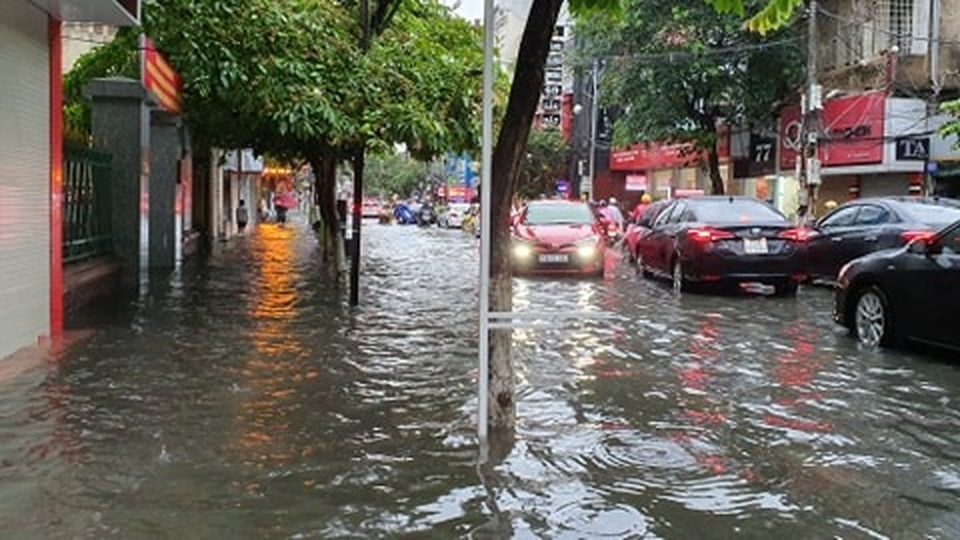 Nhiều tuyến phố Hải Phòng ngập trong biển nước - 4 Nhiều tuyến phố Hải Phòng ngập trong biển nước - 4