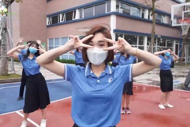 50 giáo viên phổ thông nhảy vũ điệu “Ghen Cô Vy” gây sốt