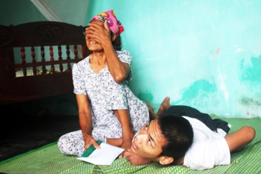 Gần 53 triệu đồng đến với người mẹ nuôi con tâm thần, cháu bại não